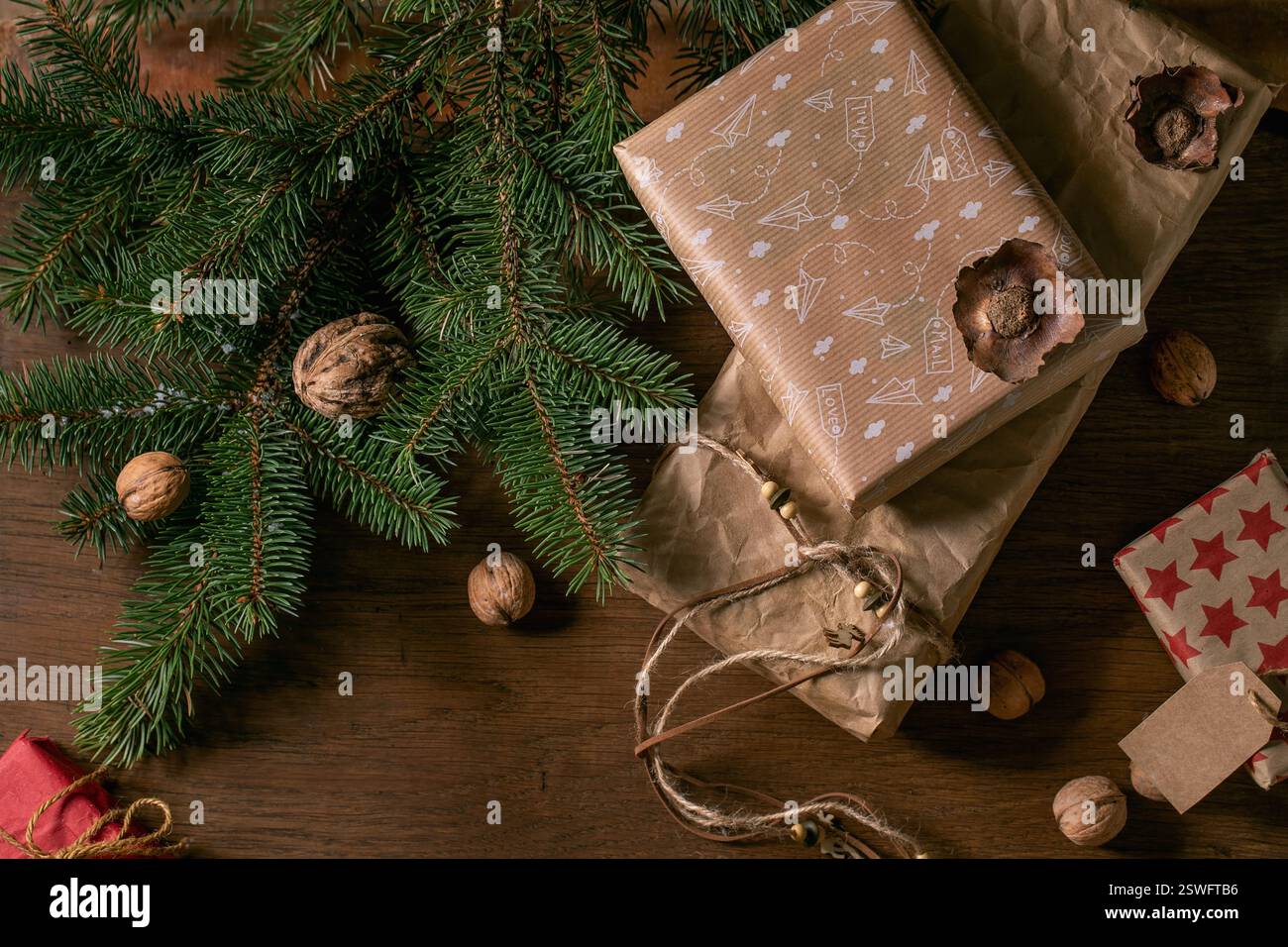Collezione di confezioni regalo di Natale in carta artigianale Foto Stock