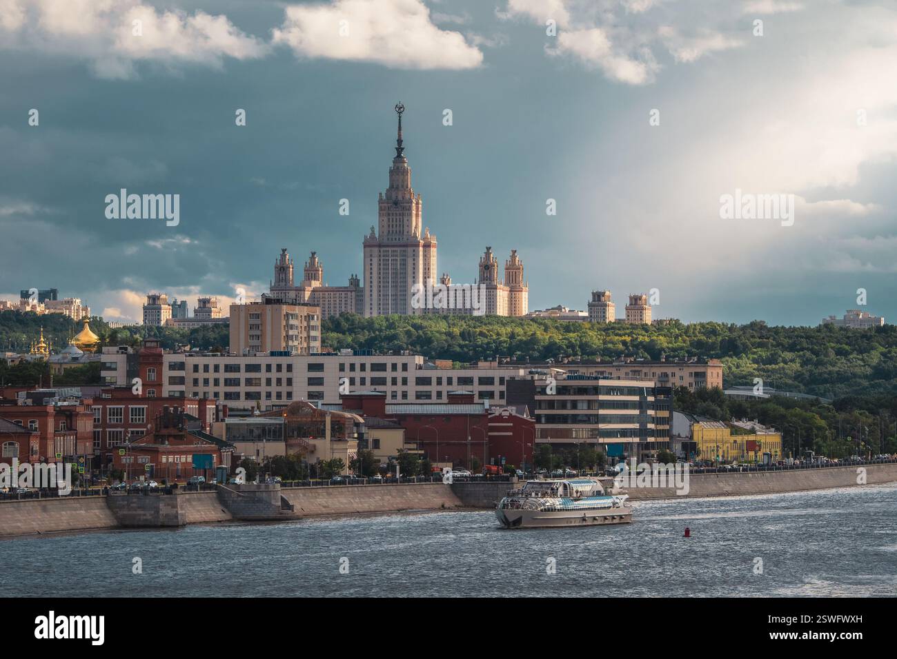 Bellissimo paesaggio urbano serale di Mosca. Università statale di Mosca su una collina verde al sole della sera. Foto Stock