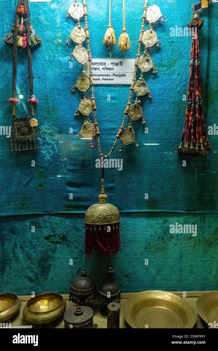 Collezione di gioielli nel museo etnologico di Chittagong Bangladesh Foto Stock