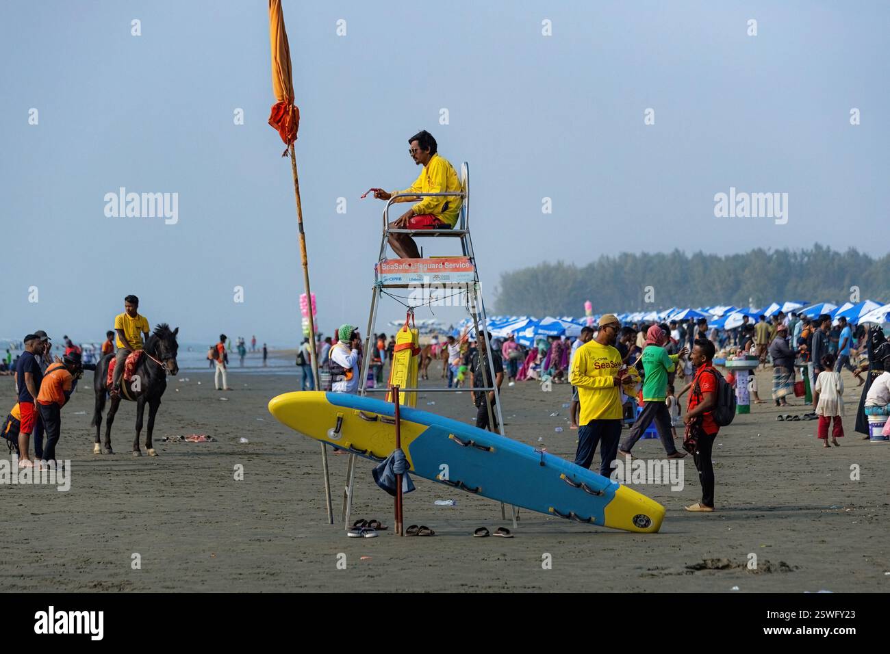 Guardia sulla spiaggia pubblica di Cox's Bazaar Bangladesh Foto Stock