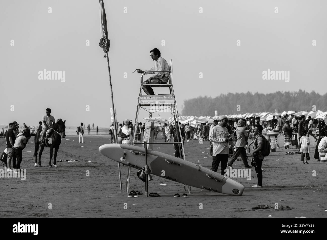 Guardia sulla spiaggia pubblica di Cox's Bazaar Bangladesh Foto Stock