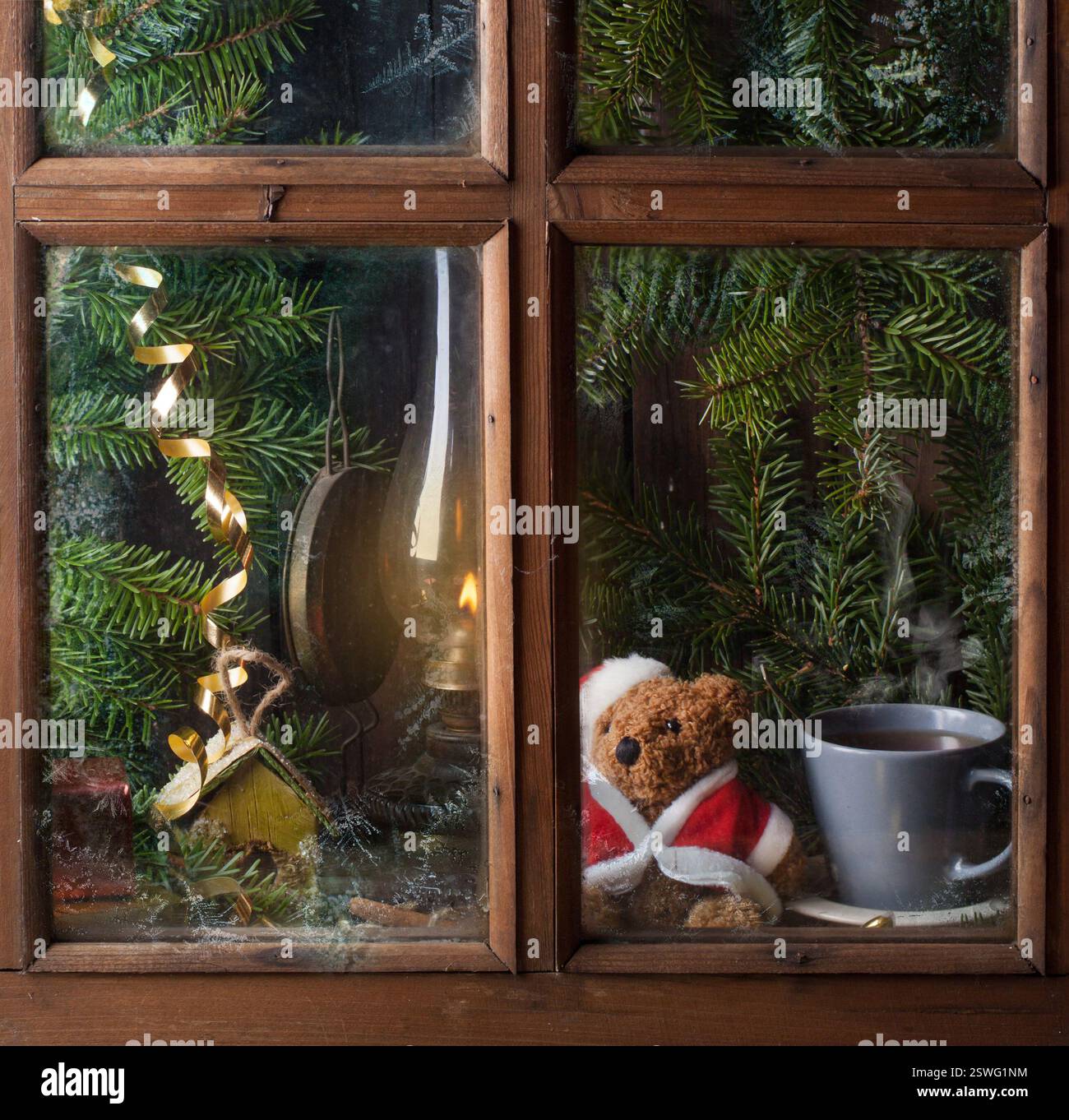 Decorazioni natalizie con orsacchiotto nella finestra Foto Stock