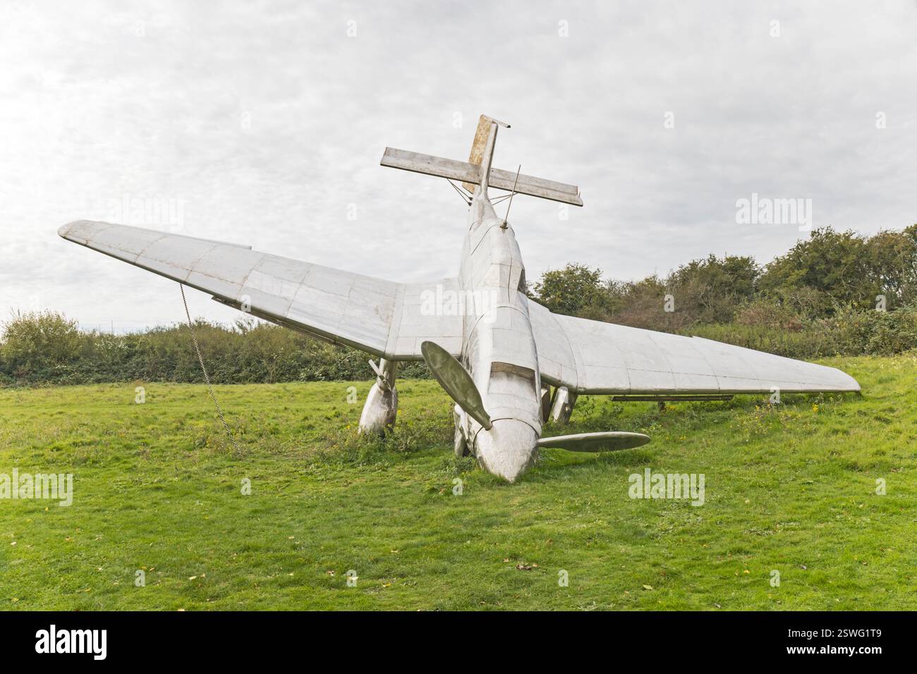 Junkers JU 87B STUKA, scultura in acciaio inossidabile "Down to Earth" di Hex FRBS, sito commemorativo della Battaglia d'Inghilterra, Capel-le-ferne, Folkstone, Kent, Inghilterra Foto Stock
