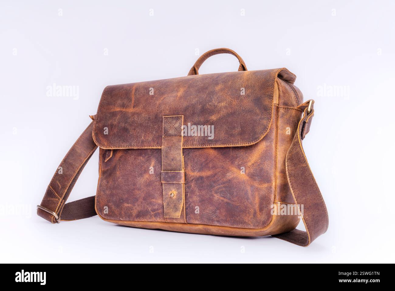 Borsa in pelle realizzata a mano di qualità superiore, texture ricca e stile senza tempo: Perfetta per la moda, i viaggi e il marketing lifestyle. Foto Stock