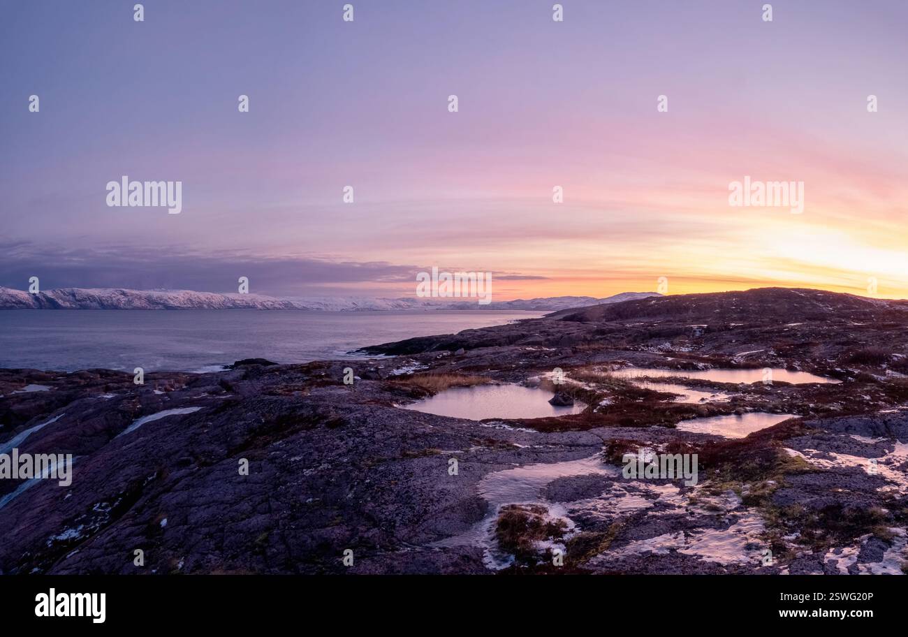 Incredibile paesaggio polare all'alba con una cresta bianca di neve del monte Foto Stock