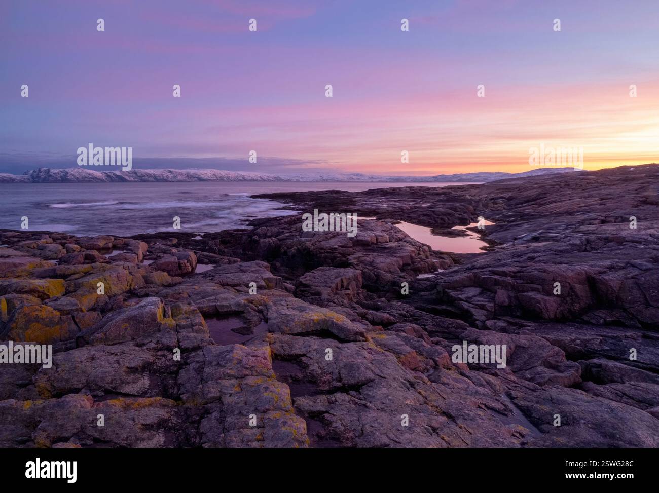 Incredibile paesaggio polare all'alba con una cresta bianca di neve del monte Foto Stock