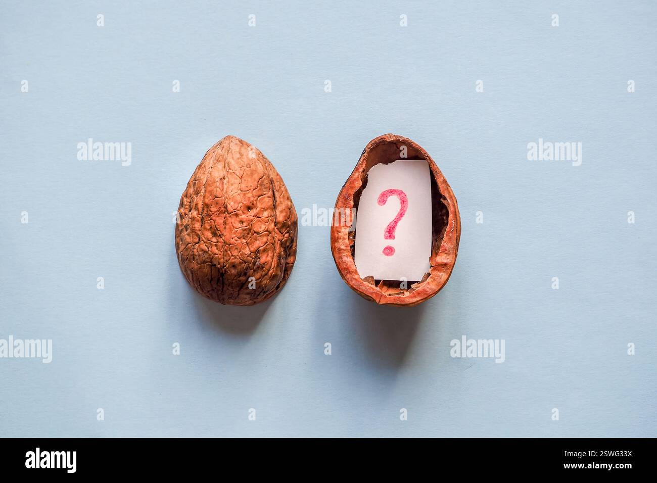 Il punto interrogativo nell'involucro di un dado su sfondo blu. Foto Stock