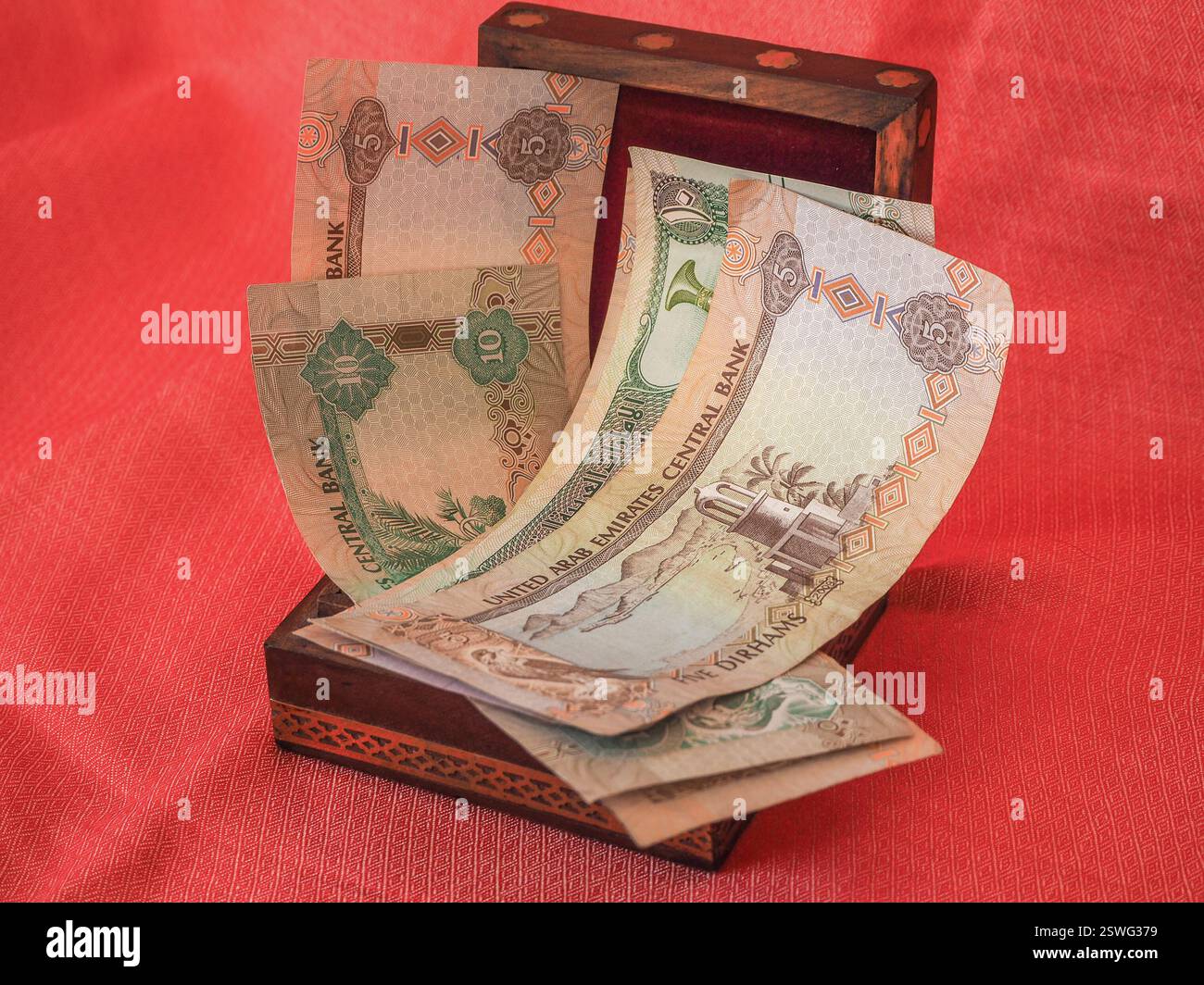 Moneta araba, banconote e monete. I soldi nella scatola. Foto Stock