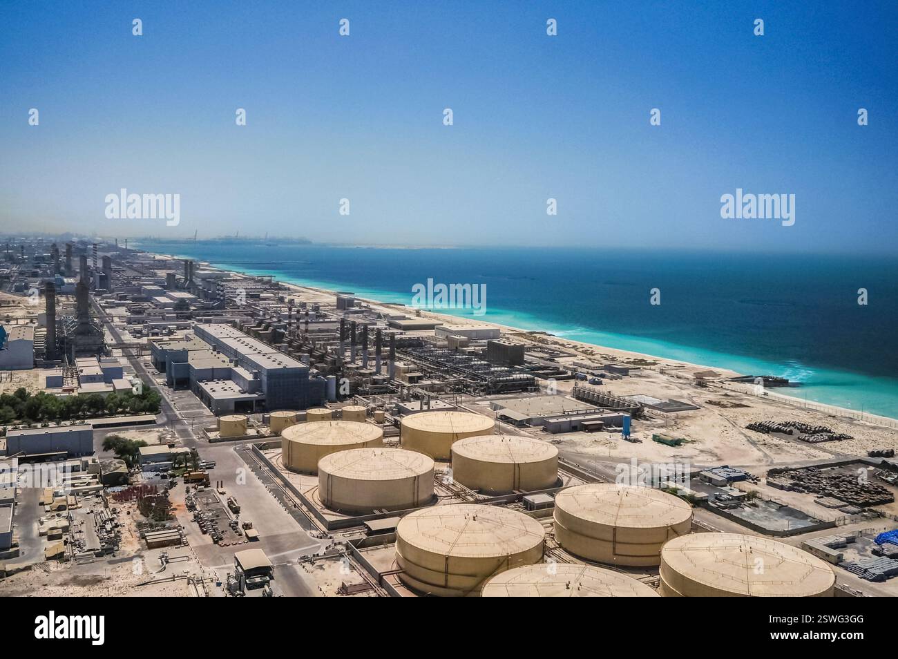 Dubai. Moderno impianto di desalinizzazione sulle rive del Golfo Persico. Vista Aerale. Foto Stock