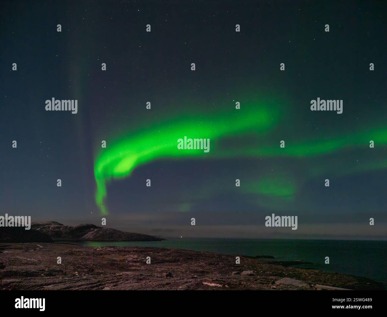 Paesaggio polare serale con l'aurora boreale. Foto Stock