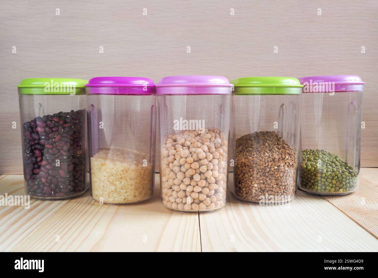 Contenitori di plastica con cereali. Prodotti di storage per la casa. Foto Stock