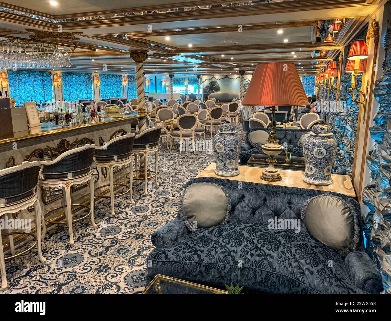 A bordo della nave da crociera SS MARIA THERESA (Uniworld Boutique River Cruises), famosa per il suo sontuoso arredamento del XVIII secolo, navigando sul Danubio e sui canali principali - Immagine stock catturata con smartphone