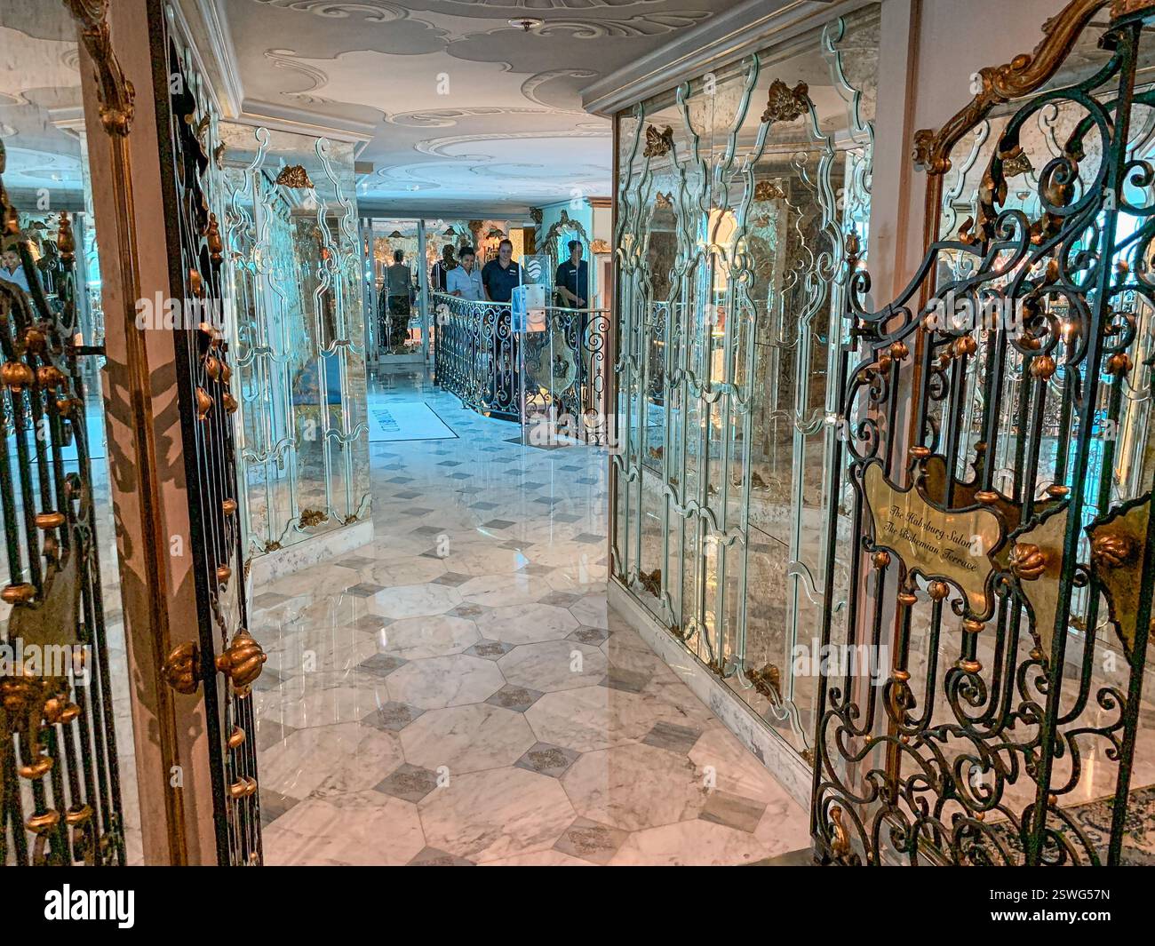 A bordo della nave da crociera SS MARIA THERESA (Uniworld Boutique River Cruises), famosa per il suo sontuoso arredamento del XVIII secolo, navigando sul Danubio e sui canali principali - Immagine stock catturata con smartphone