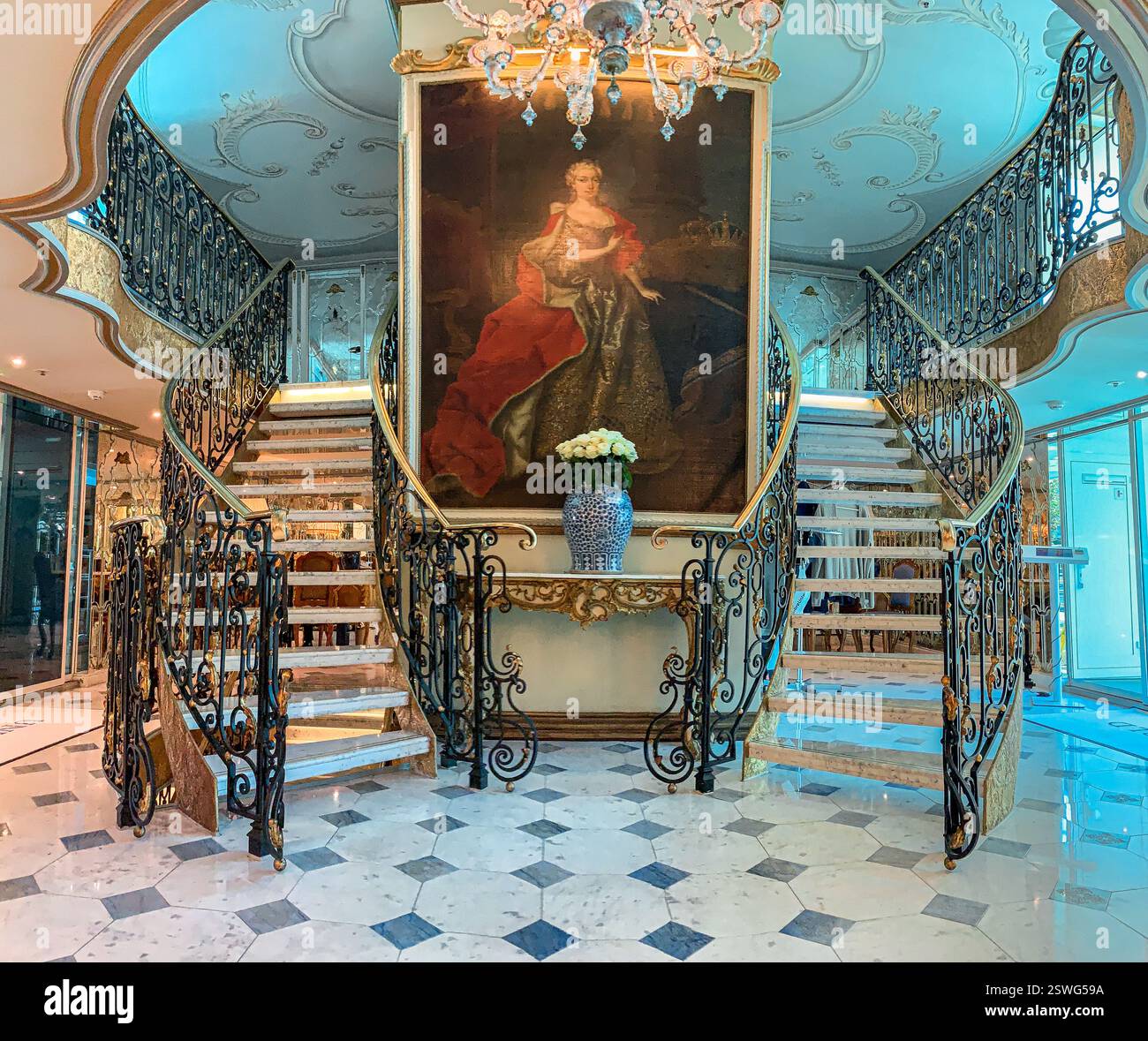 A bordo della nave da crociera SS MARIA THERESA (Uniworld Boutique River Cruises), famosa per il suo sontuoso arredamento del XVIII secolo, navigando sul Danubio e sui canali principali - Immagine stock catturata con smartphone