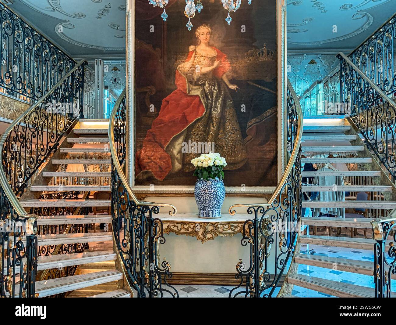 A bordo della nave da crociera SS MARIA THERESA (Uniworld Boutique River Cruises), famosa per il suo sontuoso arredamento del XVIII secolo, navigando sul Danubio e sui canali principali - Immagine stock catturata con smartphone
