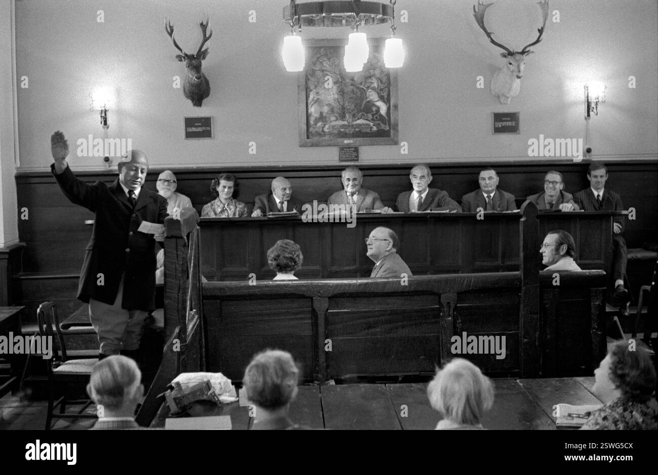 Verderers Court, la New Forest. Un Agister che giura davanti ai Verderers della New Forest nella Verderers Hall, Lyndhurst. L'Agister assiste i Verderers che sono ufficiali non pagati il cui dovere è quello di regolamentare e proteggere gli interessi dei cittadini della New Forest. Lyndhurst, Hampshire 1977 1970s UK HOMER SYKES, Foto Stock