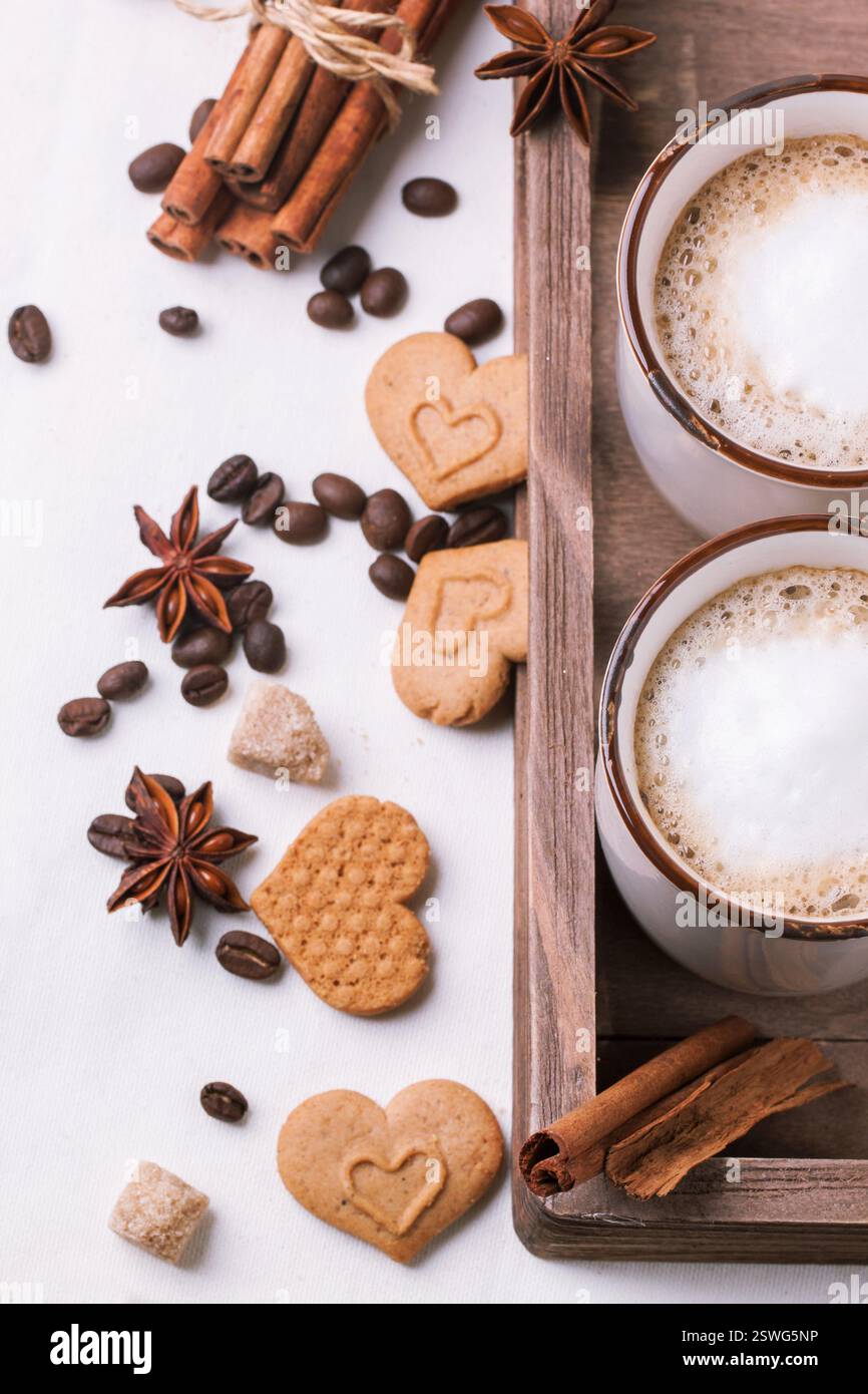 Tira la tazza di cappuccino con i biscotti come cuori Foto Stock