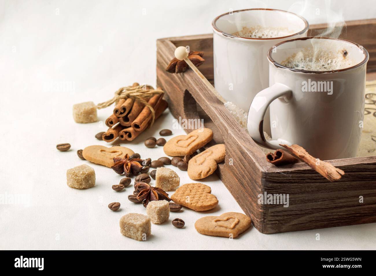 Tira la tazza di cappuccino con i biscotti come cuori Foto Stock