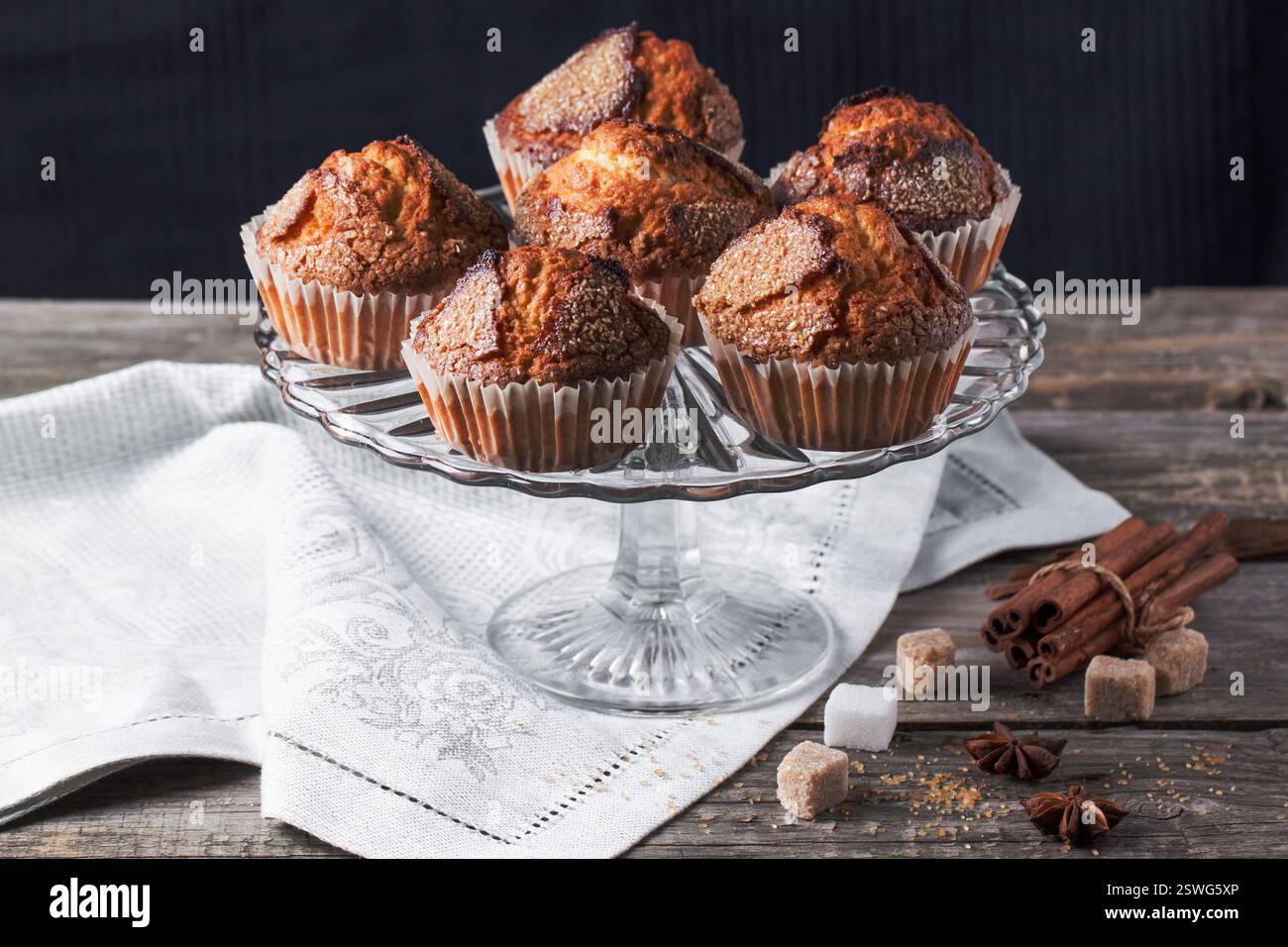 Muffin di zucchero con cannella Foto Stock