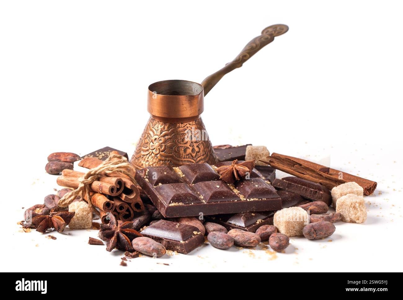 Cezve di rame con cioccolato fondente e fagioli di cacao Foto Stock