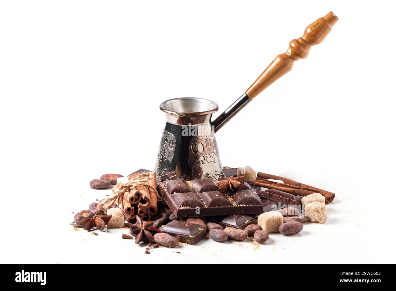 Cezve di rame con cioccolato fondente e fagioli di cacao Foto Stock