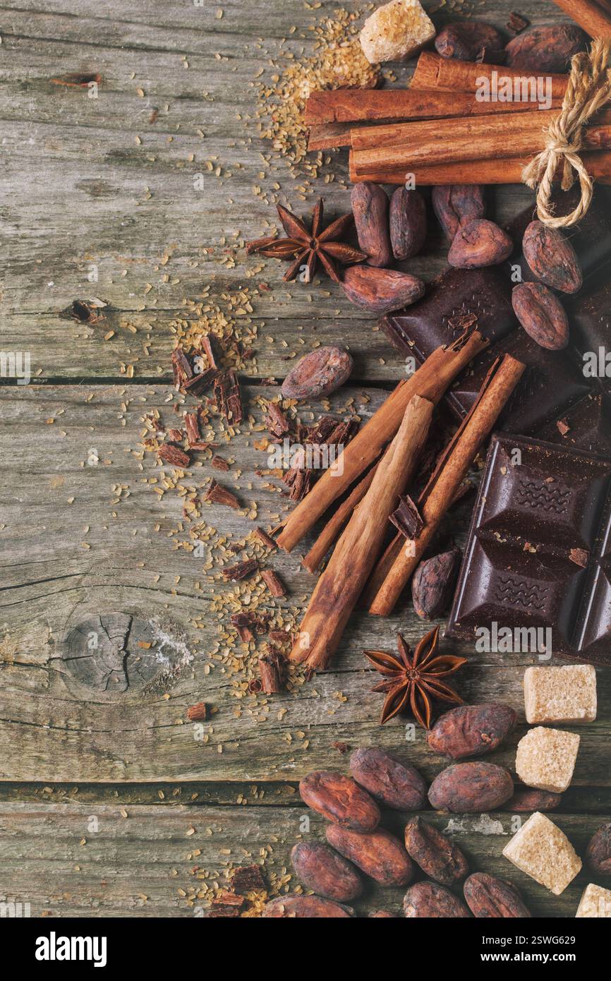 Cioccolato fondente con fagioli di cacao Foto Stock