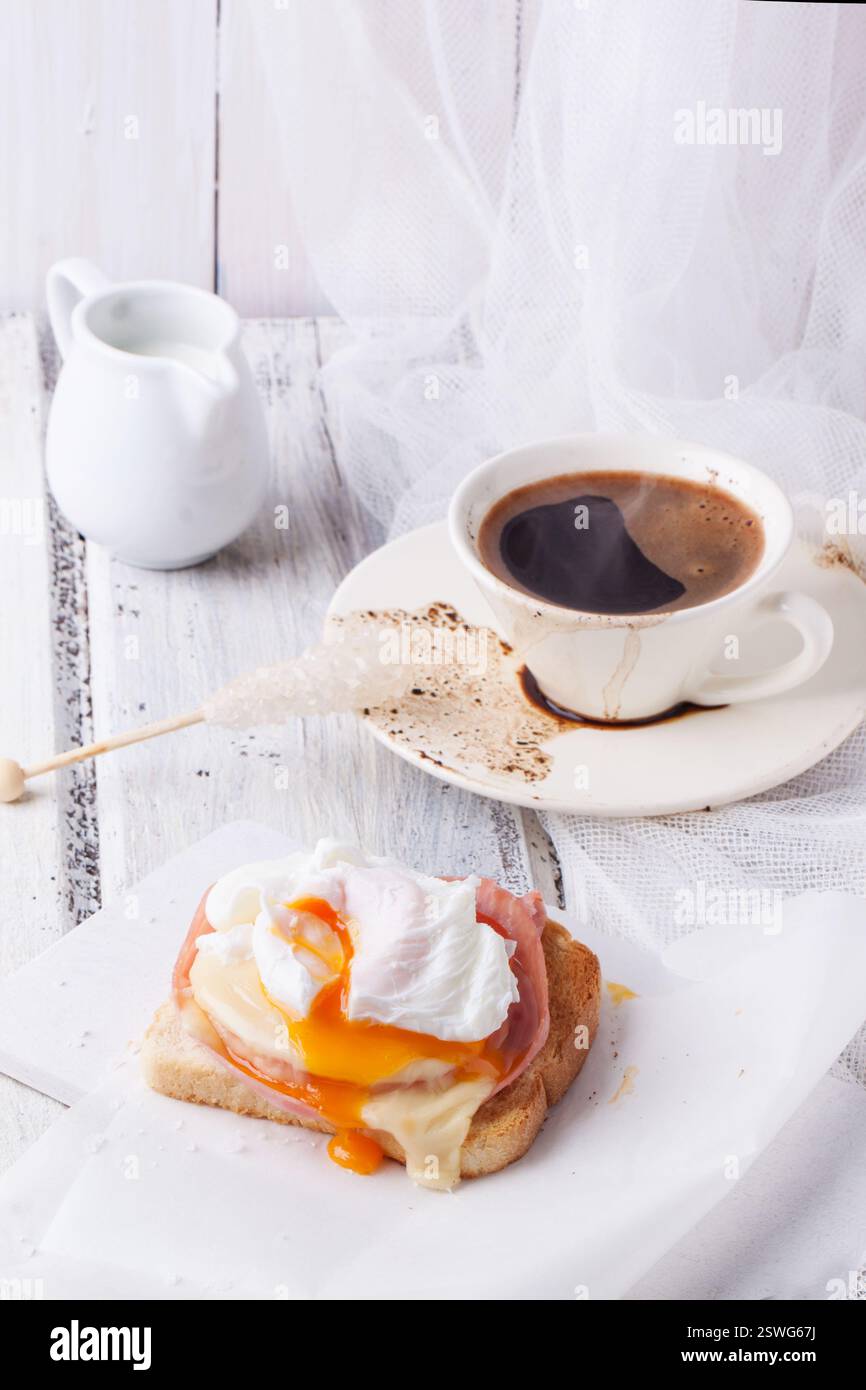 Colazione con caffè e pane tostato con formaggio e uova Foto Stock