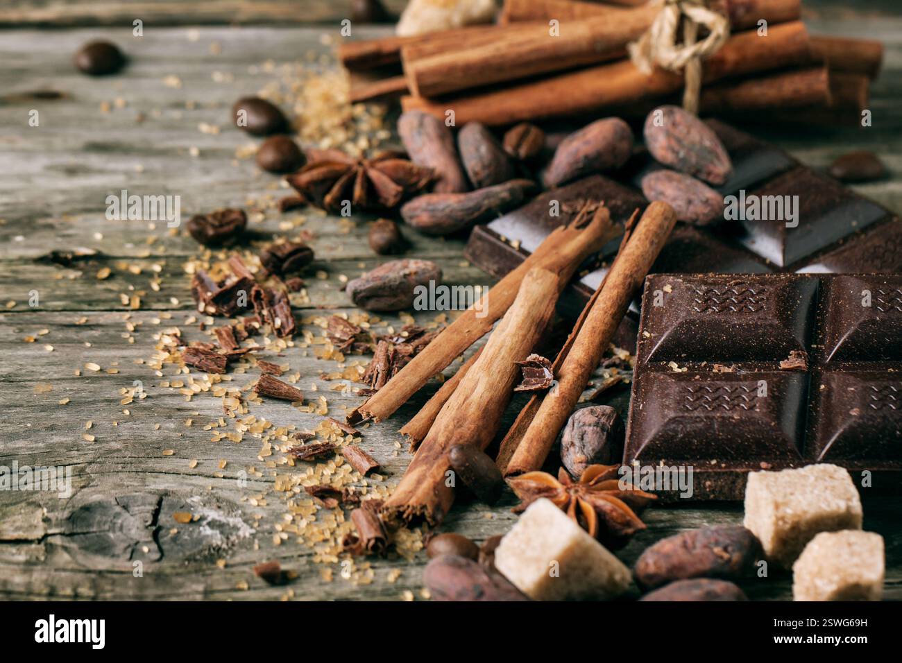 Cioccolato fondente con fagioli di cacao Foto Stock