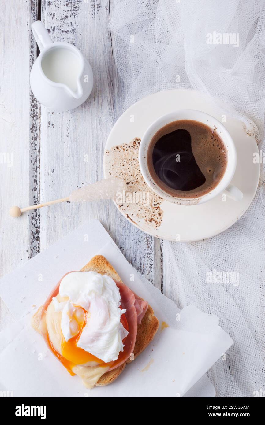Colazione con caffè e pane tostato con formaggio e uova Foto Stock