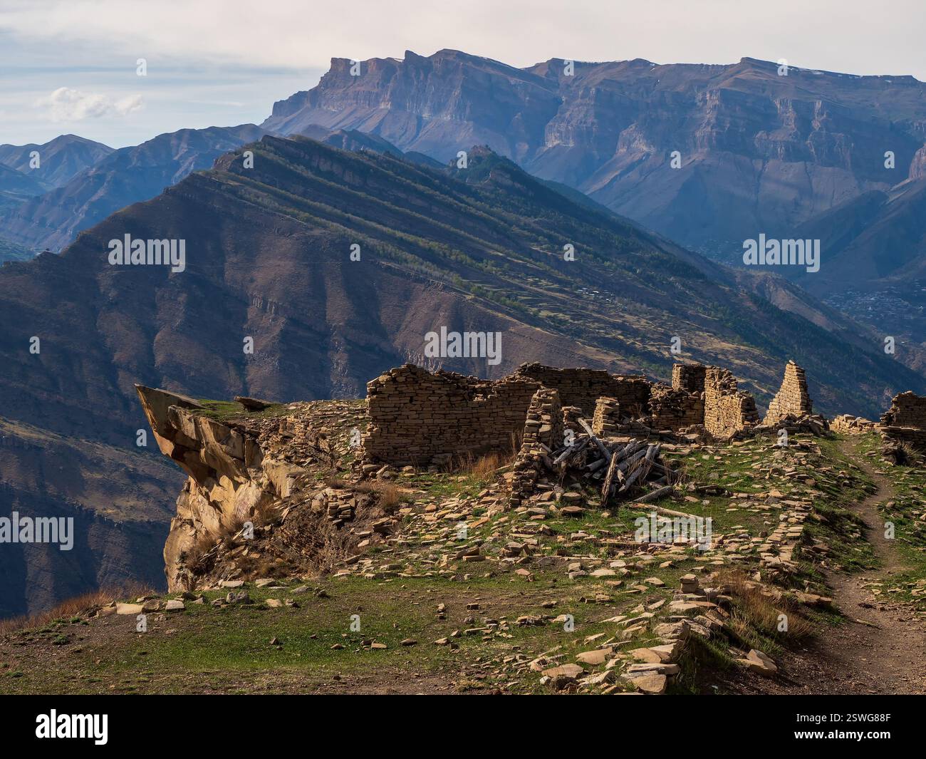 Rovine di un antico insediamento di montagna. Le rovine e le torri del fantasma Gallia Goor nel Daghestan alla luce della sera. Russia. Foto Stock