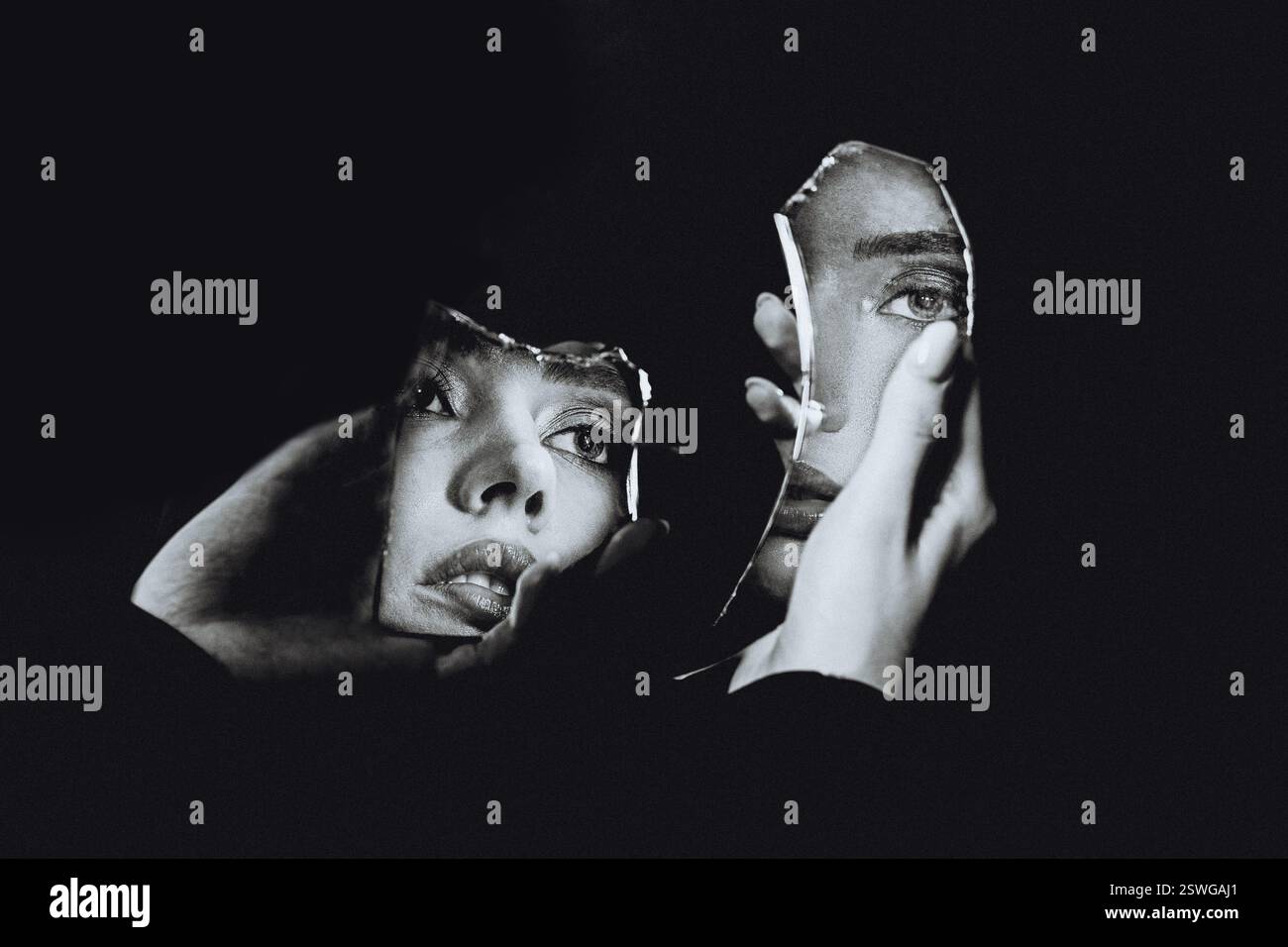 Volto di giovane donna riflesso nello specchio di brocken, ritratto in bianco e nero Foto Stock