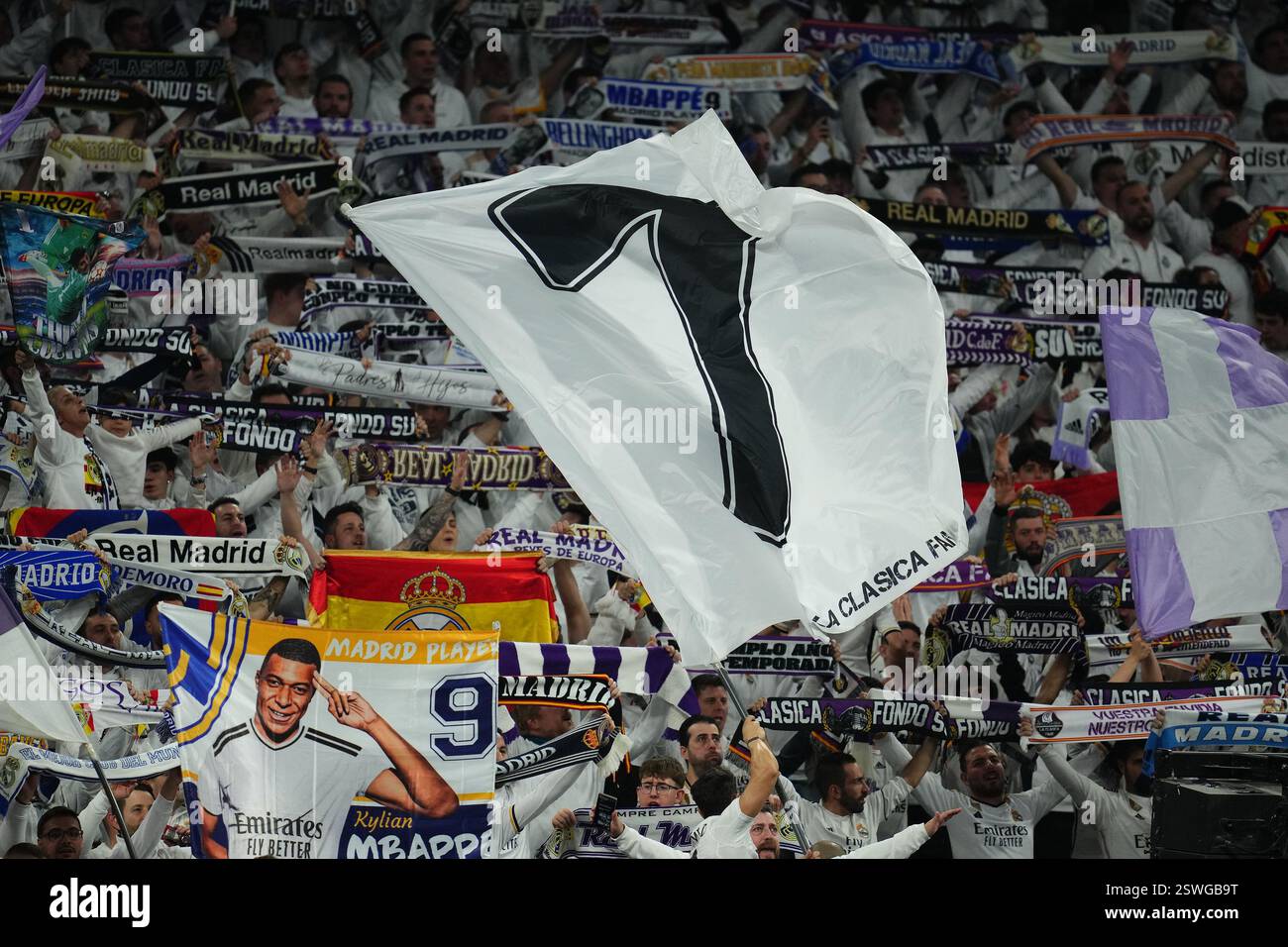 Madrid, Spagna. 20 febbraio 2025. Tifosi del Real Madrid, sciarpe e bandiere in tribuna durante la partita di UEFA Champions League, giocata di andata e ritorno tra il Real Madrid e il Manchester City giocata allo stadio Santiago Bernabeu il 19 febbraio 2025 a Madrid in Spagna. (Foto di Bagu Blanco/PRESSINPHOTO) credito: PRESSINPHOTO SPORTS AGENCY/Alamy Live News Foto Stock