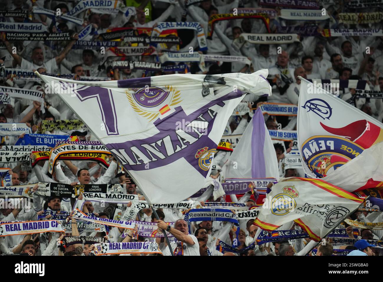 Madrid, Spagna. 20 febbraio 2025. Tifosi del Real Madrid, sciarpe e bandiere in tribuna durante la partita di UEFA Champions League, giocata di andata e ritorno tra il Real Madrid e il Manchester City giocata allo stadio Santiago Bernabeu il 19 febbraio 2025 a Madrid in Spagna. (Foto di Bagu Blanco/PRESSINPHOTO) credito: PRESSINPHOTO SPORTS AGENCY/Alamy Live News Foto Stock