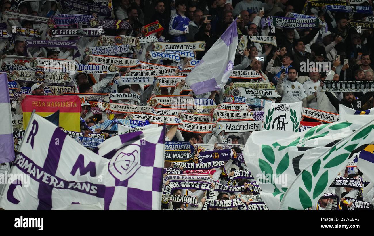 Madrid, Spagna. 20 febbraio 2025. Tifosi del Real Madrid, sciarpe e bandiere in tribuna durante la partita di UEFA Champions League, giocata di andata e ritorno tra il Real Madrid e il Manchester City giocata allo stadio Santiago Bernabeu il 19 febbraio 2025 a Madrid in Spagna. (Foto di Bagu Blanco/PRESSINPHOTO) credito: PRESSINPHOTO SPORTS AGENCY/Alamy Live News Foto Stock
