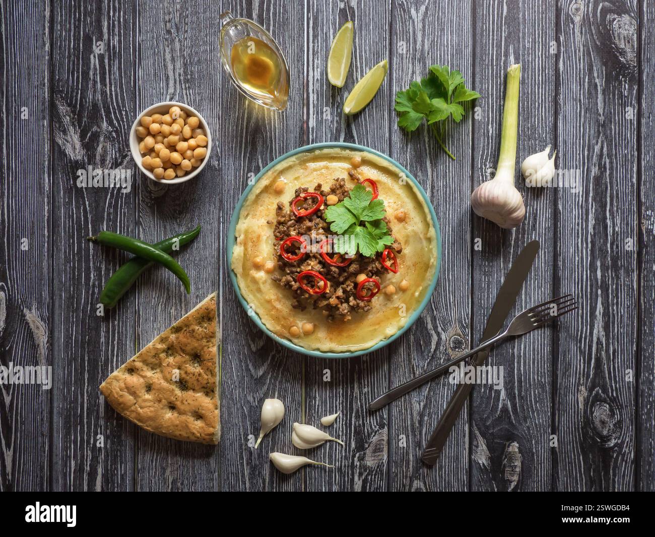 Hummus con carne. Tradizionale cibo arabo fatto in casa di agnello o carne di manzo con hummus. Foto Stock