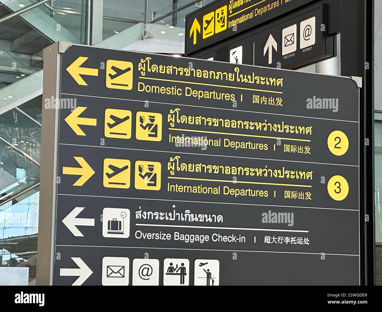 Bangkok, Thailandia - 4 gennaio 2024: Indicazioni per le partenze all'aeroporto internazionale di Suvarnabhumi. - Immagine stock catturata con smartphone