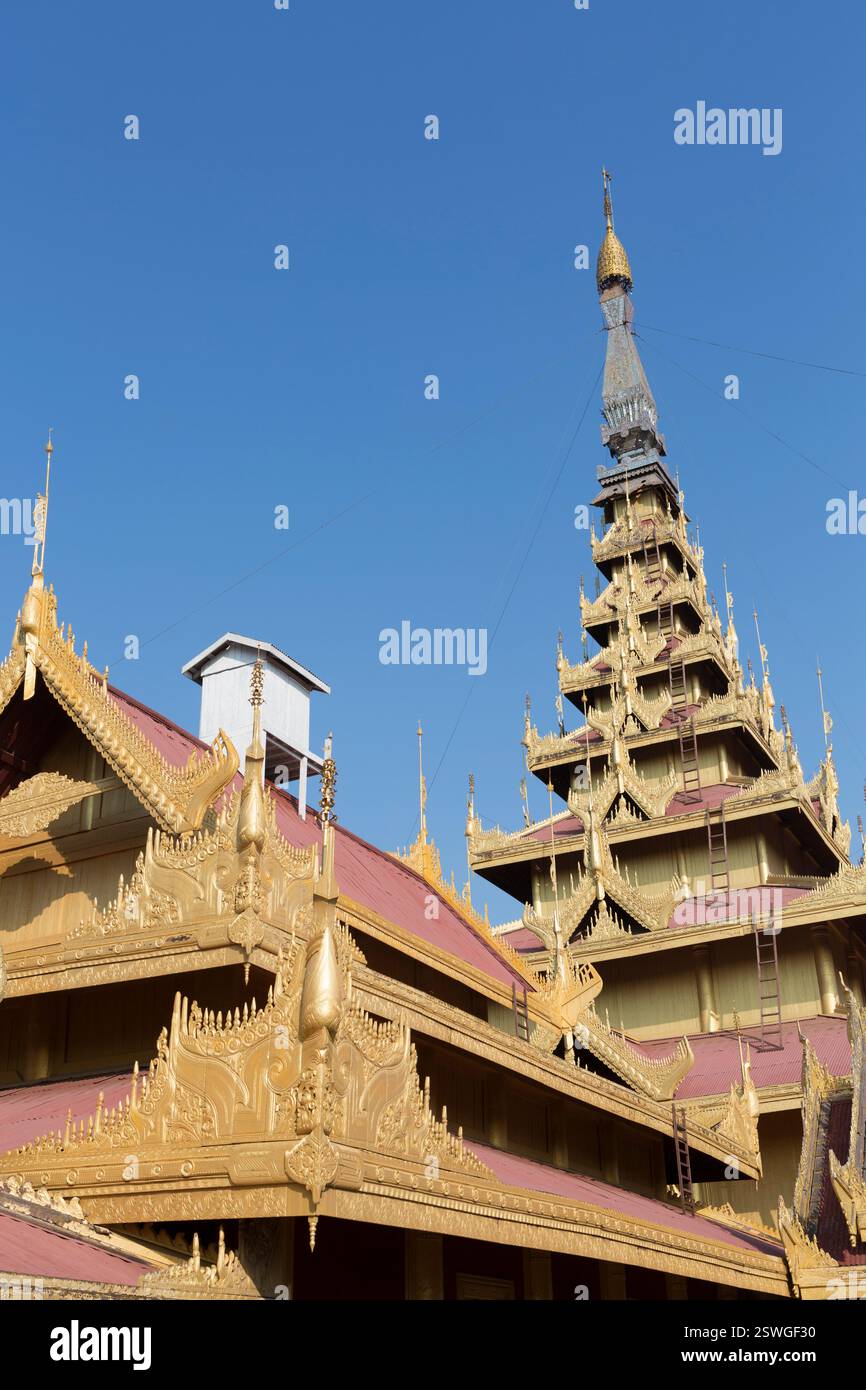 Myanmar, Mandalay, intricati dettagli del tetto al complesso Mandalay Palace. Foto Stock