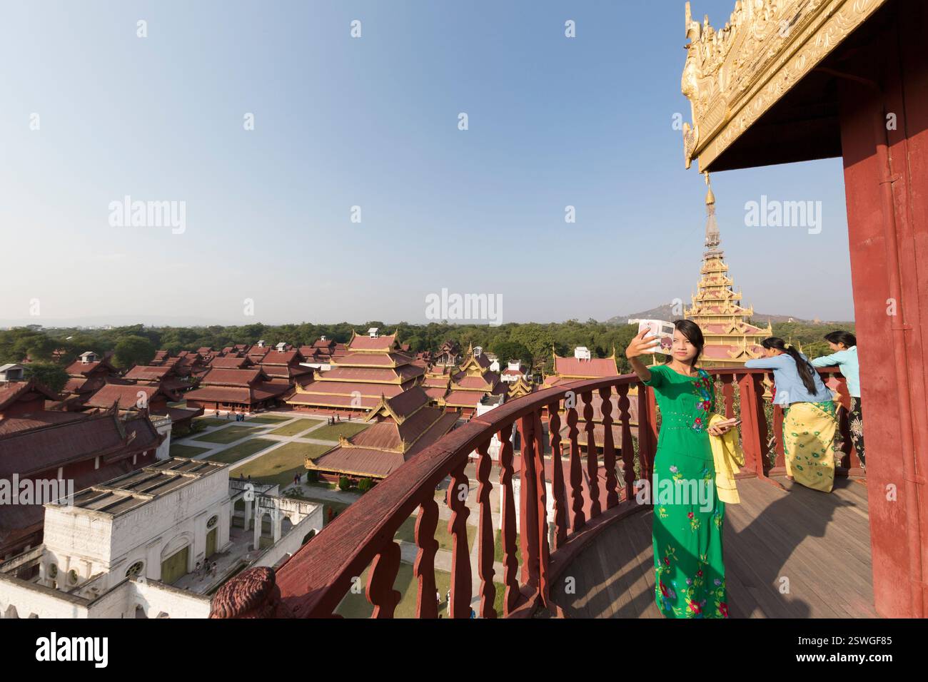 Myanmar, Mandalay, turisti che ammirano la vista al complesso Mandalay Palace. Foto Stock