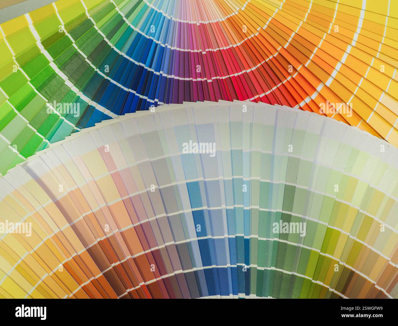 Vernici a colori misti. Sfondo decorativo colorato. Foto Stock