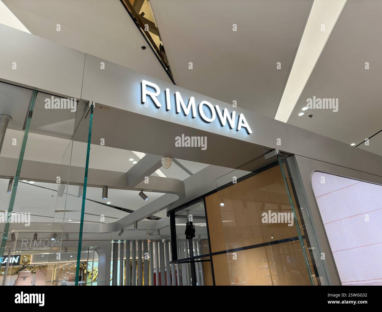 Bangkok, Thailandia - 2 gennaio 2024: Cartello Rimowa store. Rimowa è un'azienda produttrice di bagagli di lusso. - Immagine stock catturata con smartphone