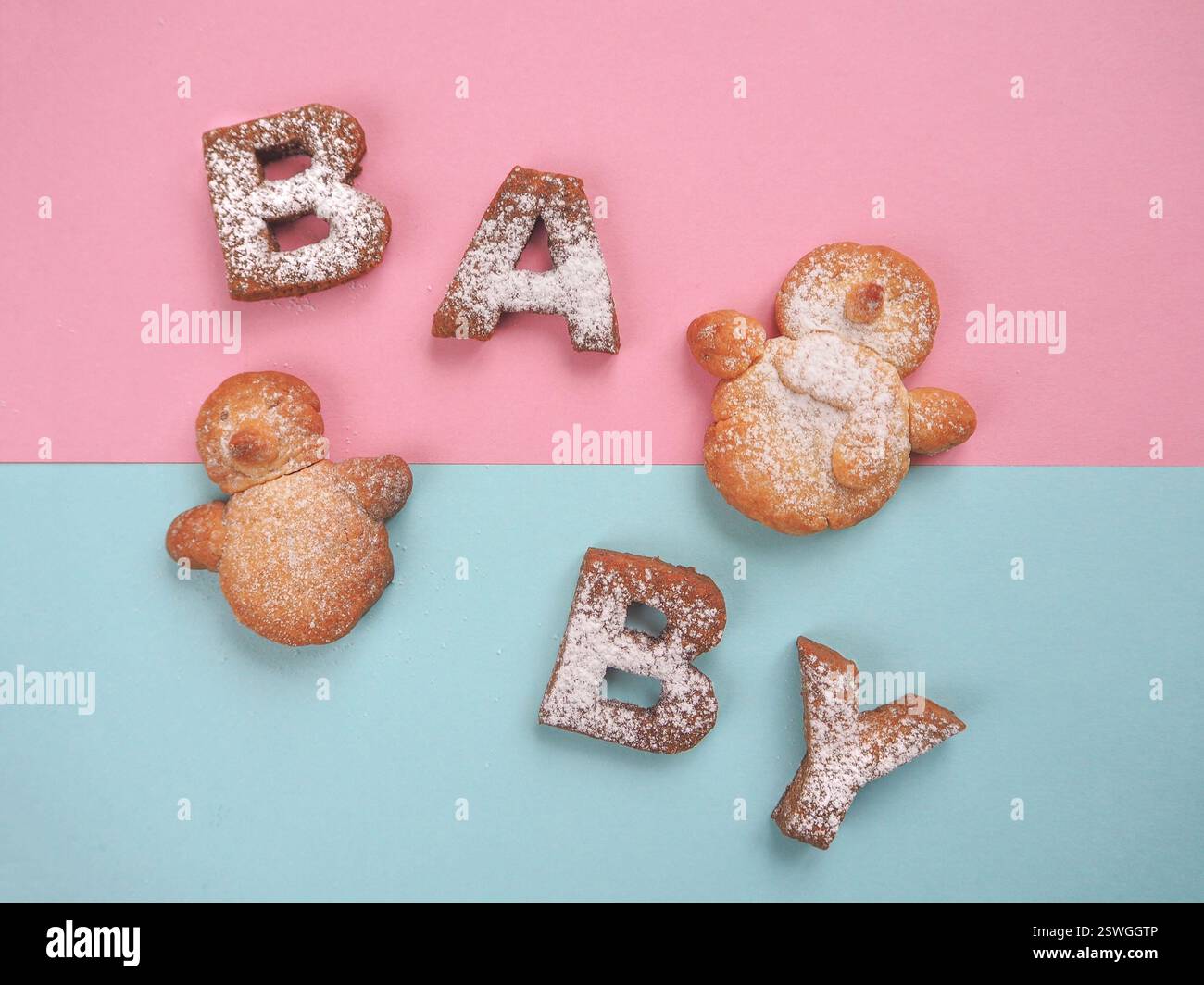 La parola biscotti per bambini su sfondo rosa e blu. Background alimentare. Background alimentare. Foto Stock