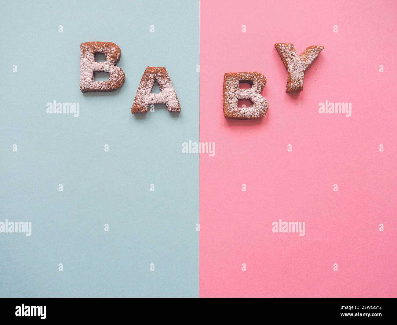 La parola biscotti per bambini su sfondo rosa e blu. Background alimentare. Foto Stock