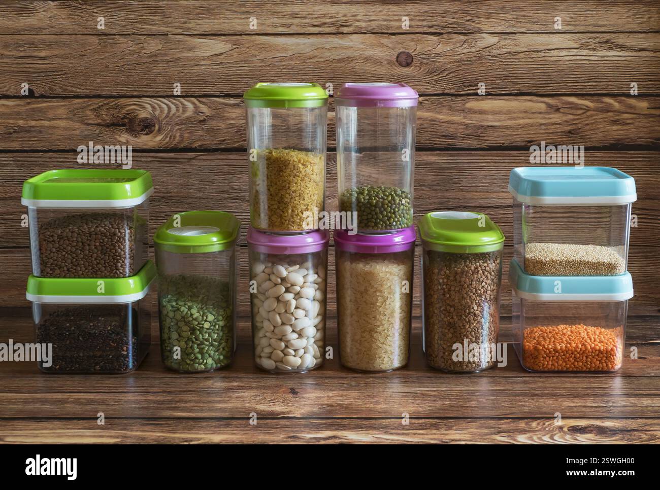Contenitori di plastica con cereali. Prodotti di storage per la casa. Foto Stock