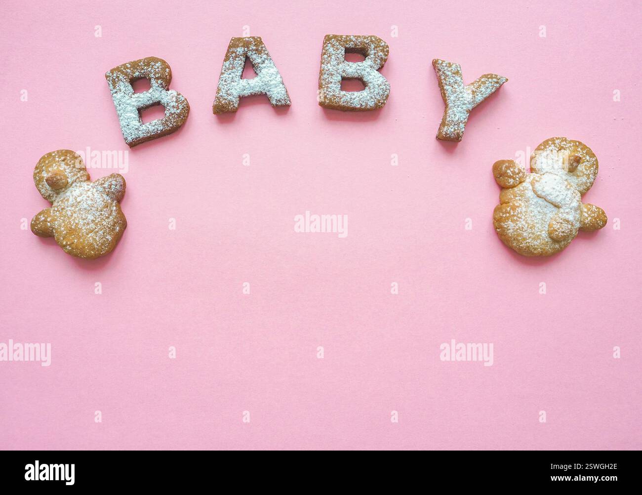 La parola biscotti per bambini su sfondo rosa. Il concetto della nascita di sua figlia. Background alimentare. Foto Stock