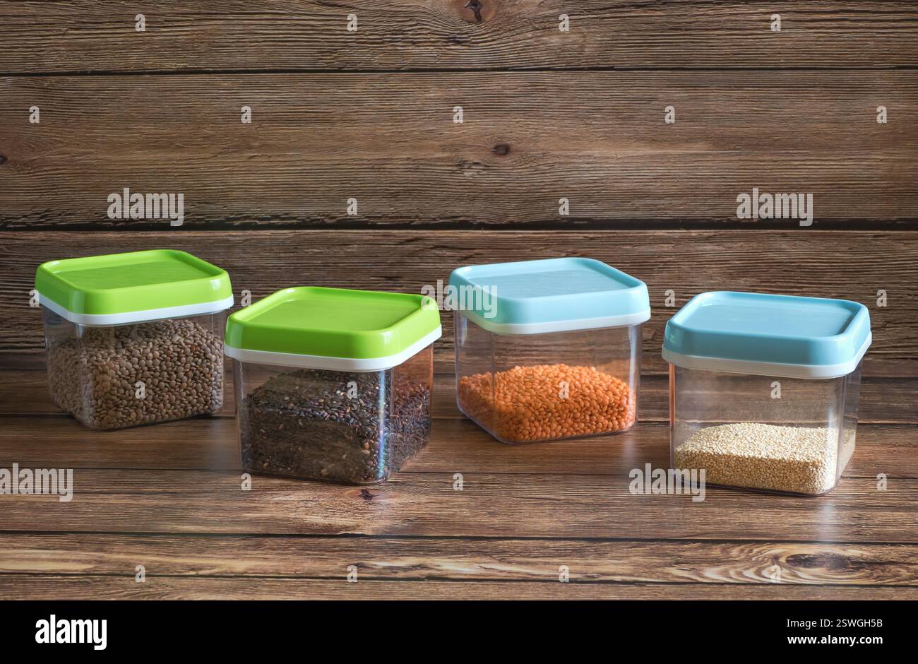 Contenitori di plastica con cereali. Prodotti di storage per la casa. Foto Stock
