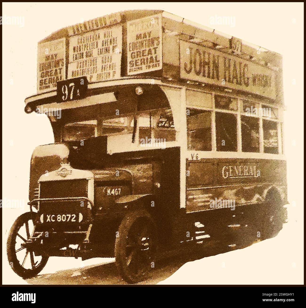 Il 1927 vide l'introduzione in Inghilterra del bus K-Type L G o C. L'AEC K-TYPE era un telaio per autobus costruito dalla Associated Equipment Company (AEC) dal 1919 al 1926, principalmente per l'uso a Londra da parte della London General Omnibus Company (alcuni furono costruiti dalla Short Brothers, Brush and Strachans - Una versione a ponte singolo entrò in servizio nel 1925 Foto Stock Il 1927 vide l'introduzione in Inghilterra del bus K-Type L G o C. L'AEC K-TYPE era un telaio per autobus costruito dalla Associated Equipment Company (AEC) dal 1919 al 1926, principalmente per l'uso a Londra da parte della London General Omnibus Company (alcuni furono costruiti dalla Short Brothers, Brush and Strachans - Una versione a ponte singolo entrò in servizio nel 1925 Foto Stock