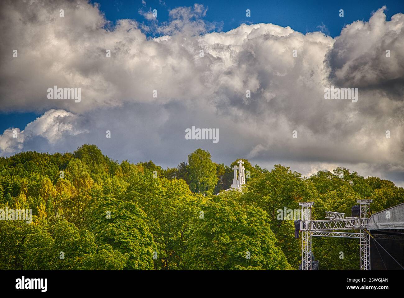 Vilnius. Tre croci. Tre croci - una delle attrazioni di Vilnius; un monumento sotto forma di tre croci bianche di cemento. Foto Stock