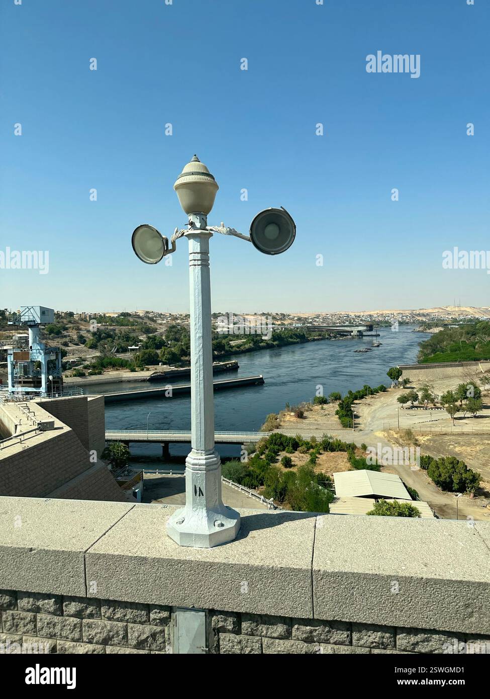 Vista panoramica della diga di Assuan con lampione nelle giornate di sole, Egitto Foto Stock
