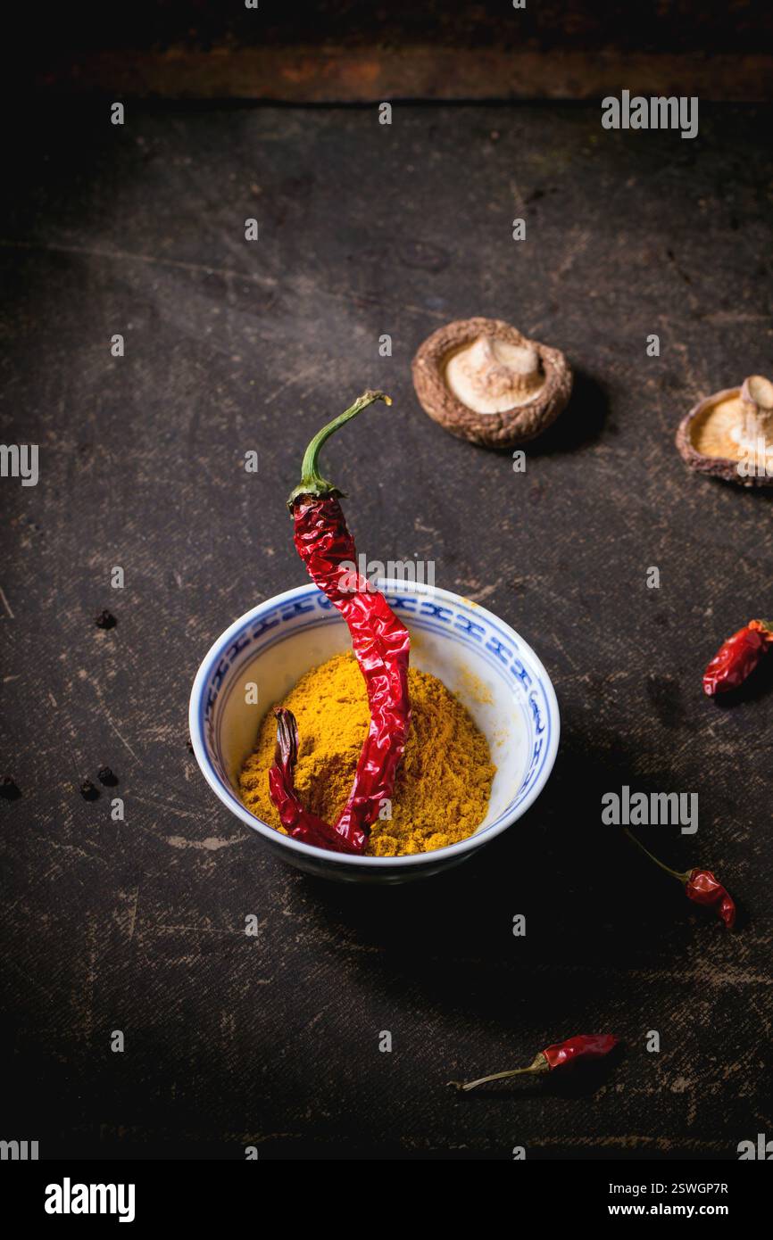 Curcuma in polvere e il peperoncino rosso Foto Stock