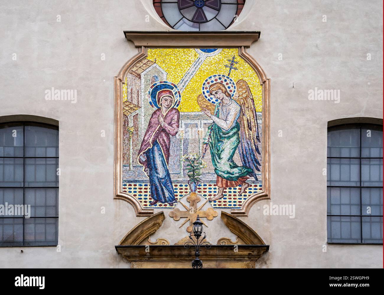 Mosaico sulla facciata della chiesa dell'Annunciazione (in ceco "Kostel Zvestovani Pane"), in piazza Dolni namesti, Olomouc, Moravia, Cechia Foto Stock